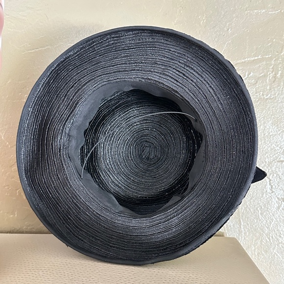 EXCEPTIONAL 1940s\' BLACK STRAW FEDORA WITH IVORY EDGED TRIM & FEATHERS
